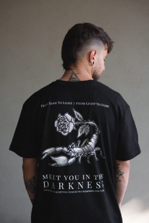 Into the darkness T-Shirt Ganzkörper Backprint